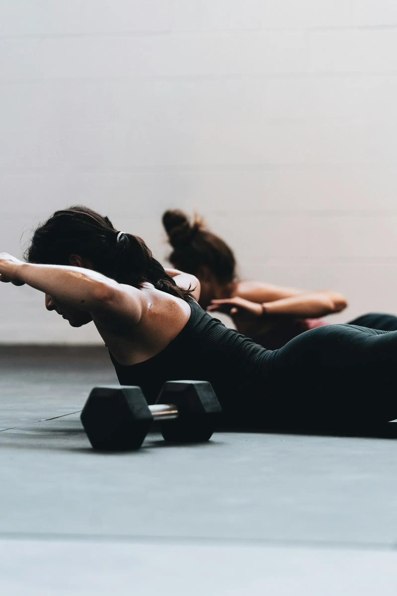 Stüdyoda birlikte egzersiz yapan pilates katılımcıları